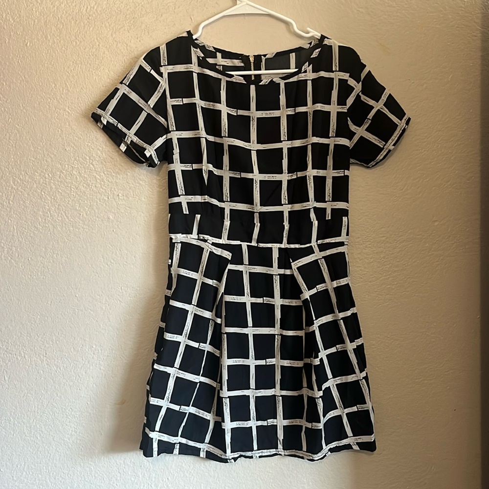 Black and white classic shape short sleeved summer dress